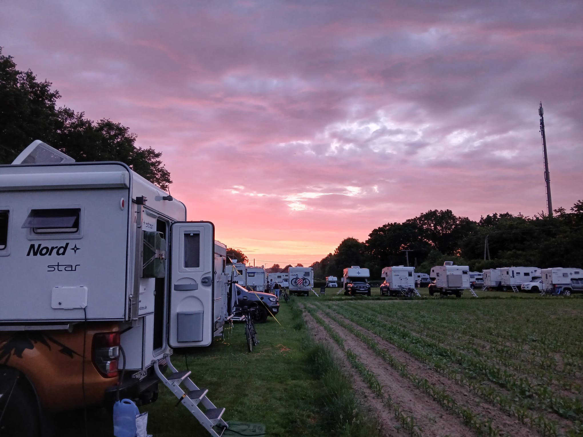 Sonnenuntergang Pickup Camper Treffen